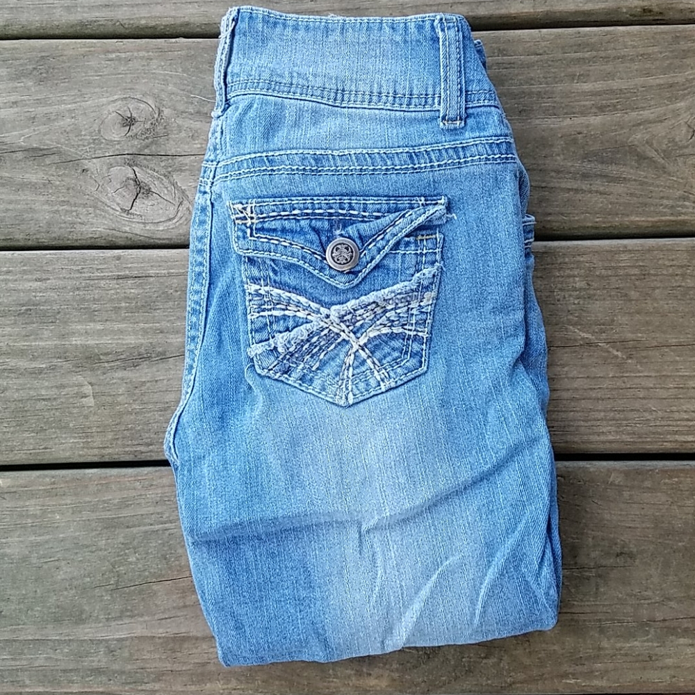 💥 No Boundaries Factory Faded Distressed Capris